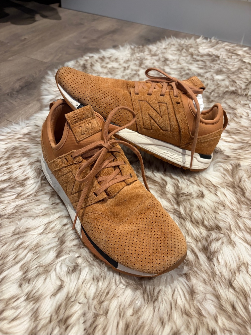 New Balance unisex Men 7/WM 8.5 247 Suede Sneakers - cognac tan